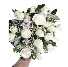 Buquê de 12 Rosas Brancas e astromélias 