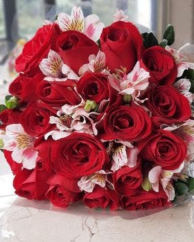Buquê de 20 Rosas Vermelhas e Astromélias 